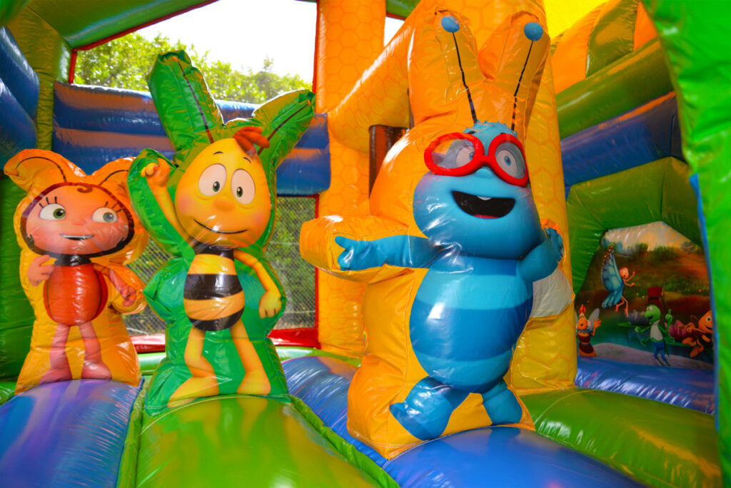 Maya de bij springkasteel