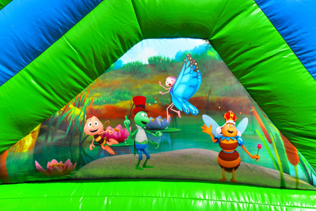 Maya de bij springkasteel